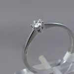 ring met steentje